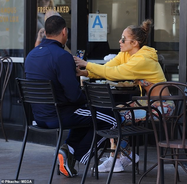 Jennifer Lopez hở táo bạo nóng bỏng dù sắp 50 tuổi - ảnh 11