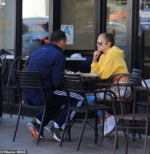 Jennifer Lopez hở táo bạo nóng bỏng dù sắp 50 tuổi - ảnh 10