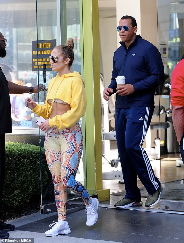 Jennifer Lopez hở táo bạo nóng bỏng dù sắp 50 tuổi - ảnh 13