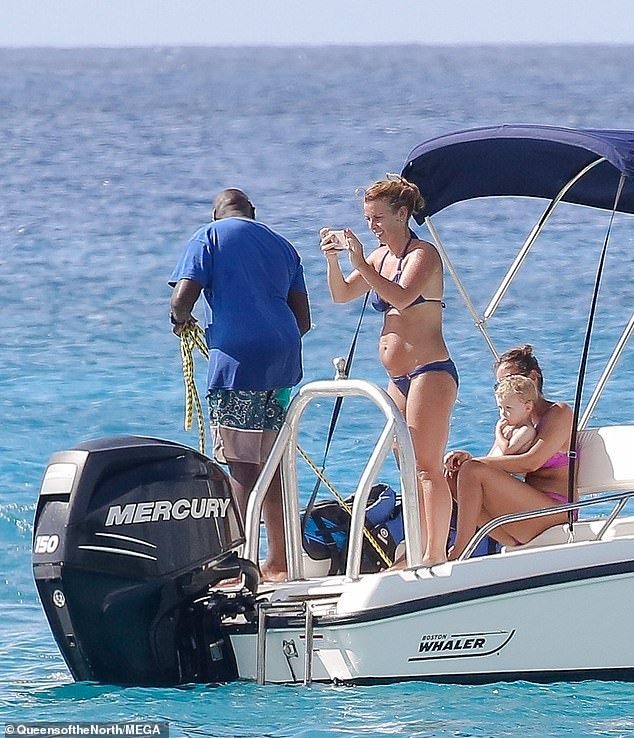 Vợ Wayne Rooney liên tục diện bikini hút mắt ở đảo Caribe - ảnh 9
