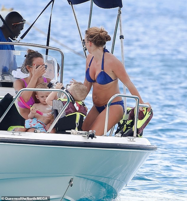 Vợ Wayne Rooney liên tục diện bikini hút mắt ở đảo Caribe - ảnh 8