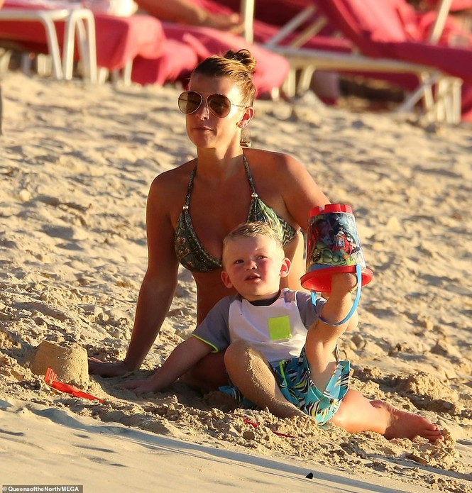 Vợ Wayne Rooney liên tục diện bikini hút mắt ở đảo Caribe - ảnh 11