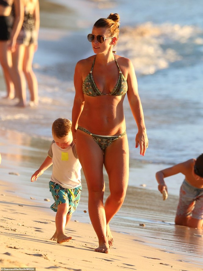 Vợ Wayne Rooney liên tục diện bikini hút mắt ở đảo Caribe - ảnh 10
