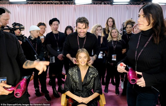Hậu trường sôi động các mỹ nhân nội y Victoria's Secret trước giờ G - ảnh 26