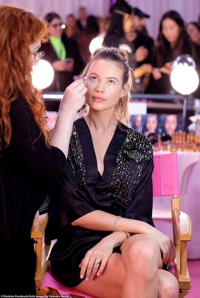 Hậu trường sôi động các mỹ nhân nội y Victoria's Secret trước giờ G - ảnh 5