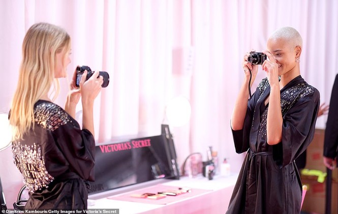 Hậu trường sôi động các mỹ nhân nội y Victoria's Secret trước giờ G - ảnh 24