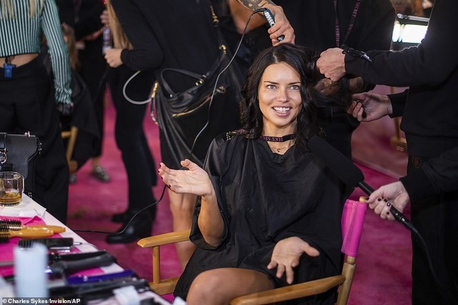 Hậu trường sôi động các mỹ nhân nội y Victoria's Secret trước giờ G - ảnh 4