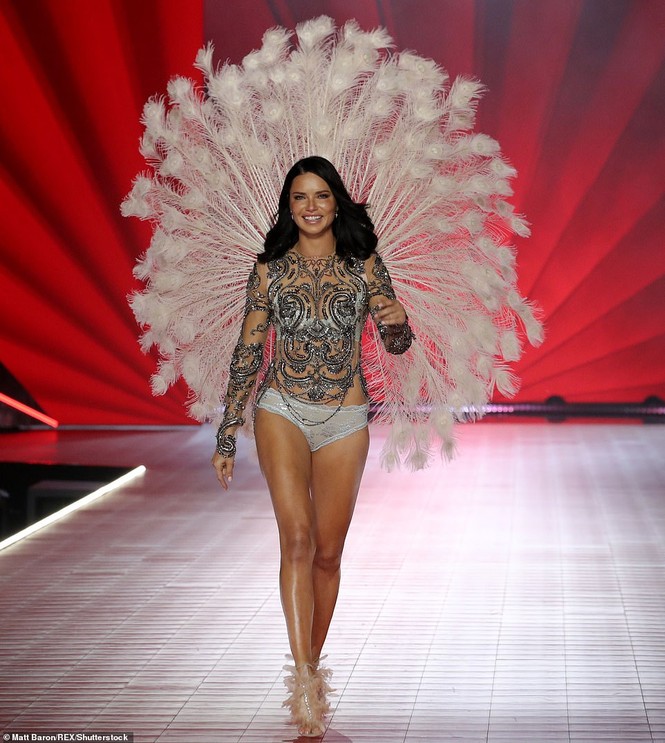 Adriana Lima nghẹn ngào bật khóc khi chia tay Victoria