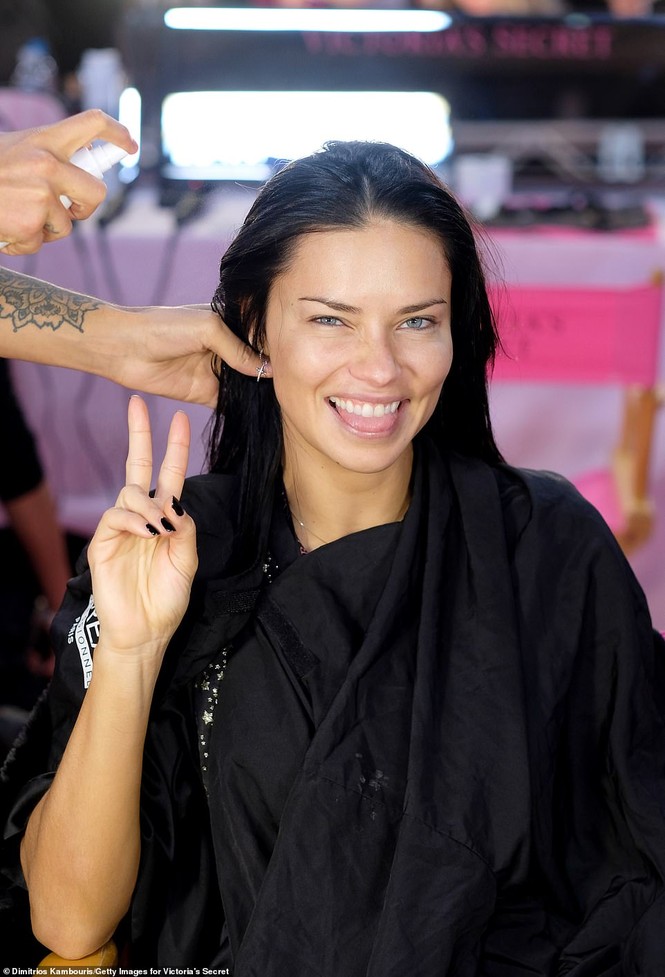 Hậu trường sôi động các mỹ nhân nội y Victoria's Secret trước giờ G - ảnh 3