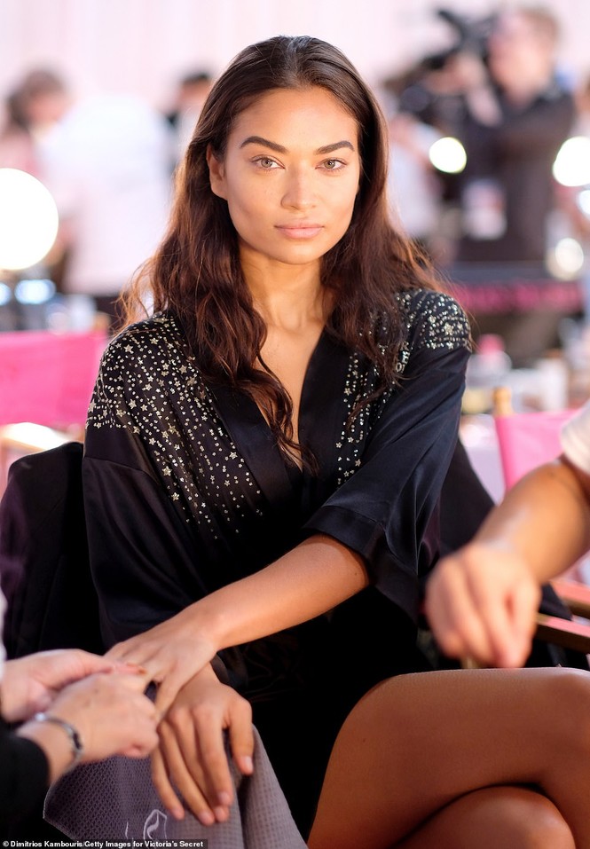 Hậu trường sôi động các mỹ nhân nội y Victoria's Secret trước giờ G - ảnh 32