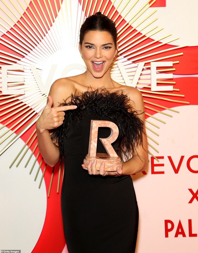 Olivia Culpo đầm đỏ siêu ngắn quá đỗi gợi tình dự tiệc tối - ảnh 13