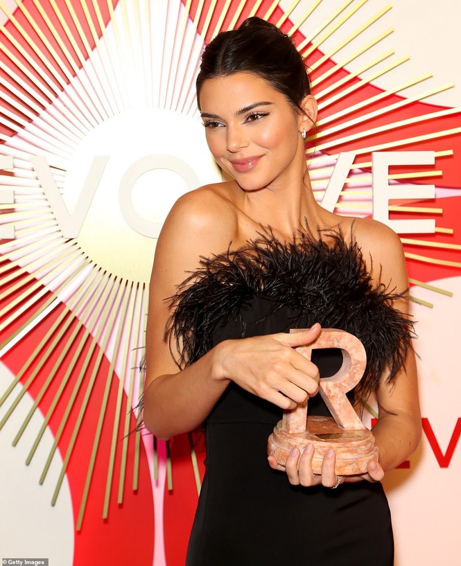 Olivia Culpo đầm đỏ siêu ngắn quá đỗi gợi tình dự tiệc tối - ảnh 14