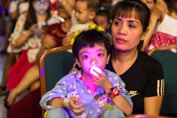 'Trung thu yêu thương' đến với các bệnh nhi tại viện E - ảnh 1