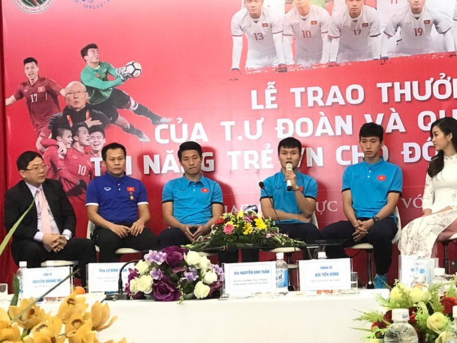 CĐV chờ đón Quang Hải và đồng đội trước tòa soạn báo Tiền Phong - ảnh 17