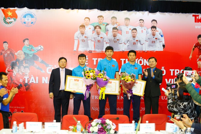 CĐV chờ đón Quang Hải và đồng đội trước tòa soạn báo Tiền Phong - ảnh 19