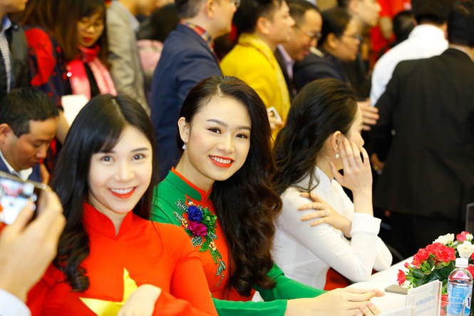 CĐV chờ đón Quang Hải và đồng đội trước tòa soạn báo Tiền Phong - ảnh 12