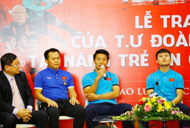 CĐV chờ đón Quang Hải và đồng đội trước tòa soạn báo Tiền Phong - ảnh 9