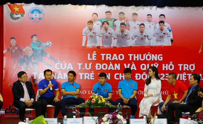 CĐV chờ đón Quang Hải và đồng đội trước tòa soạn báo Tiền Phong - ảnh 7