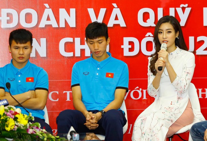 CĐV chờ đón Quang Hải và đồng đội trước tòa soạn báo Tiền Phong - ảnh 15