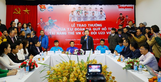 CĐV chờ đón Quang Hải và đồng đội trước tòa soạn báo Tiền Phong - ảnh 8