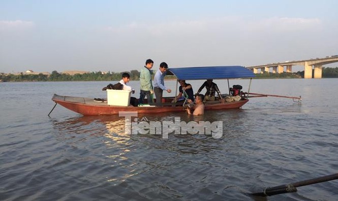 đổ bùn thải, đổ bùn sông hồng, - ảnh 2