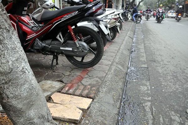 Xoá vạch sơn 'thụt thò' trên vỉa hè nhiều tuyến phố Hà Nội - ảnh 1