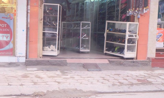 Xoá vạch sơn 'thụt thò' trên vỉa hè nhiều tuyến phố Hà Nội - ảnh 2