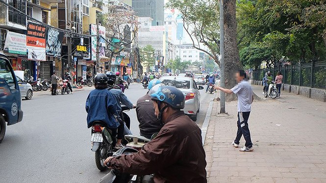Đóng cửa bãi xe Văn Miếu, du khách chịu cảnh 'chặt chém' để vào di tích - ảnh 8