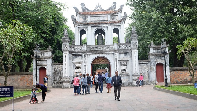 Đóng cửa bãi xe Văn Miếu, du khách chịu cảnh 'chặt chém' để vào di tích - ảnh 11