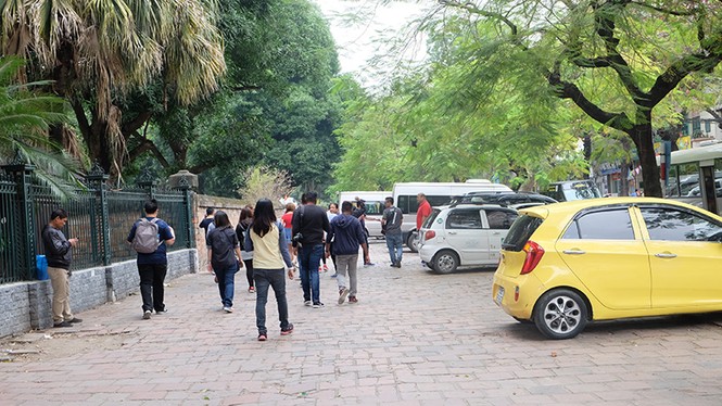 Đóng cửa bãi xe Văn Miếu, du khách chịu cảnh 'chặt chém' để vào di tích - ảnh 9