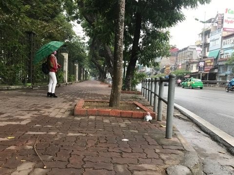 barie vỉa hè, lắp rào chắn vỉa hè, xe máy, người đi bộ, vỉa hè văn miếu - ảnh 2