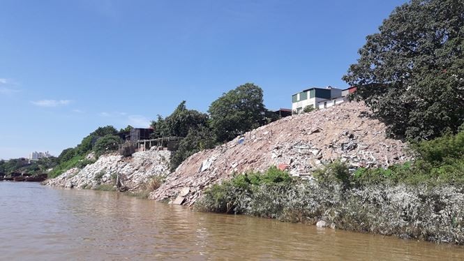 đê bạch đằng, xẻ thịt, đổ phế thải, phường bạch đằng, quận hai bà trưng, mưa bão, sông hồng, hà nội, đê điều, luật đê điều, vi phạm hành lang đê điều - ảnh 1