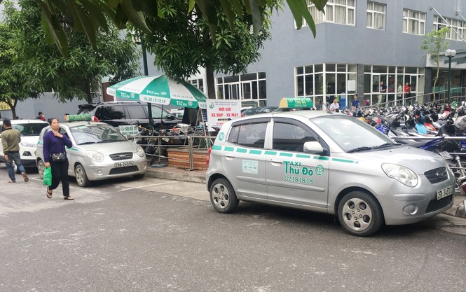 'Điểm danh' các bệnh viện bị taxi độc quyền vây bệnh nhân - ảnh 1