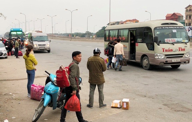 Bến 'công' chen lấn, 'bến lậu' nhộn nhịp - ảnh 4