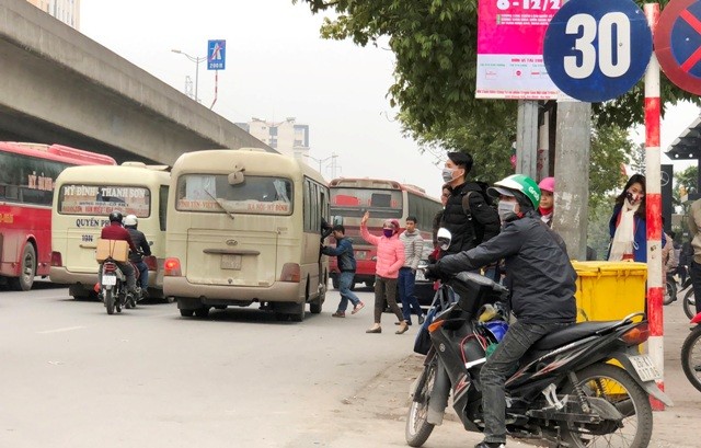 Bến 'công' chen lấn, 'bến lậu' nhộn nhịp - ảnh 6