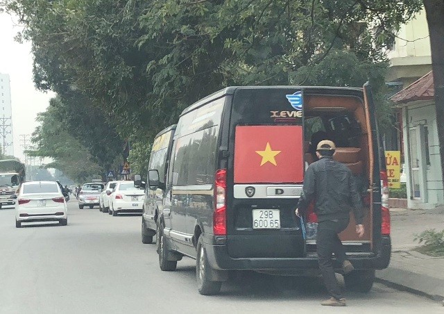 Bến 'công' chen lấn, 'bến lậu' nhộn nhịp - ảnh 8