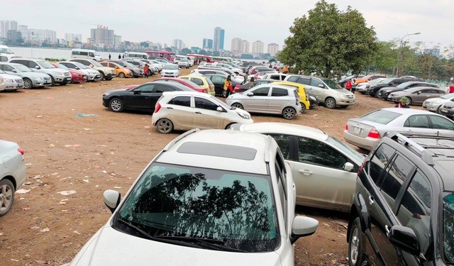 Truy thu gần 50 triệu đồng đối với bãi xe 'chặt chém' ở Phủ Tây Hồ - ảnh 1