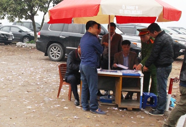 Truy thu gần 50 triệu đồng đối với bãi xe 'chặt chém' ở Phủ Tây Hồ - ảnh 6