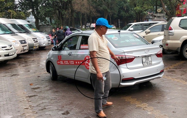 Truy thu gần 50 triệu đồng đối với bãi xe 'chặt chém' ở Phủ Tây Hồ - ảnh 8