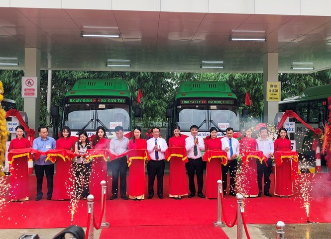 3 tuyến buýt nhiên liệu sạch đầu tiên Hà Nội xuống đường - ảnh 1