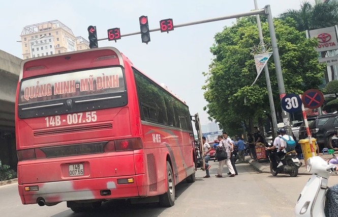 5 lực lượng + camera phạt nguội, lòng đường vẫn như bến xe lậu - ảnh 6