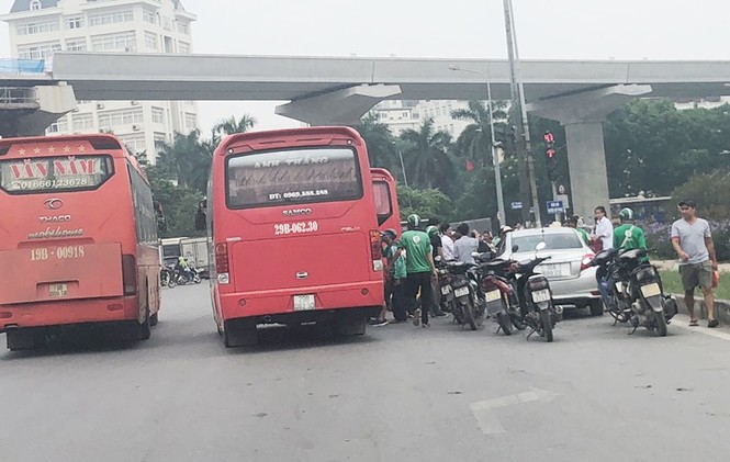 5 lực lượng + camera phạt nguội, lòng đường vẫn như bến xe lậu - ảnh 7
