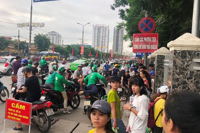 Đường tắc, xe khách trà trộn vào bến xe buýt trả khách - ảnh 3