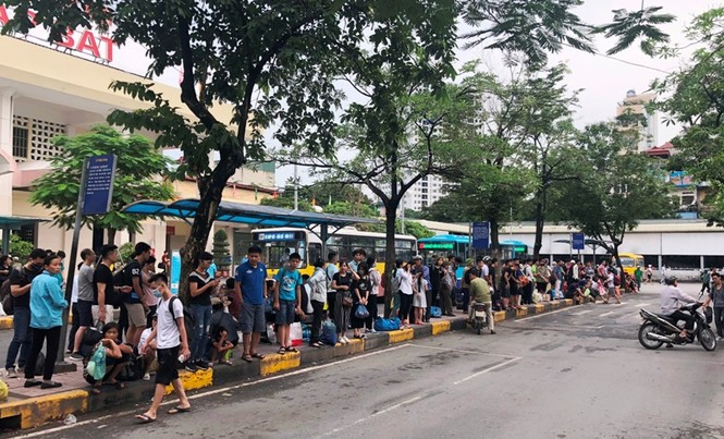 Đường tắc, xe khách trà trộn vào bến xe buýt trả khách - ảnh 4