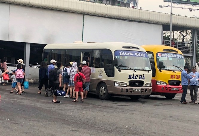 Đường tắc, xe khách trà trộn vào bến xe buýt trả khách - ảnh 5