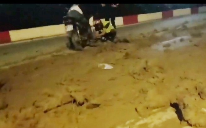 Truy tìm tài xế rải bùn đất ngập đường ở Hà Nội - ảnh 1