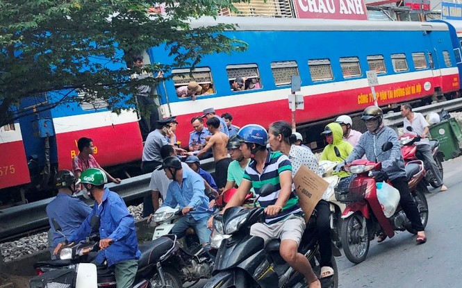 Tàu hỏa va chạm xe máy khiến nhiều phố Hà Nội tắc kéo dài - ảnh 1