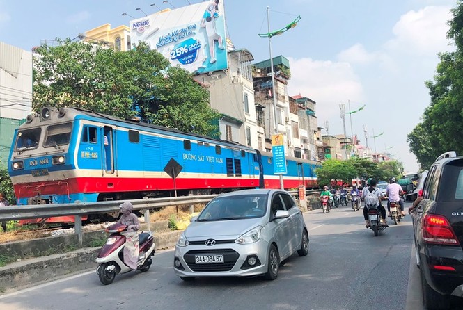 Tàu hỏa va chạm xe máy khiến nhiều phố Hà Nội tắc kéo dài - ảnh 2