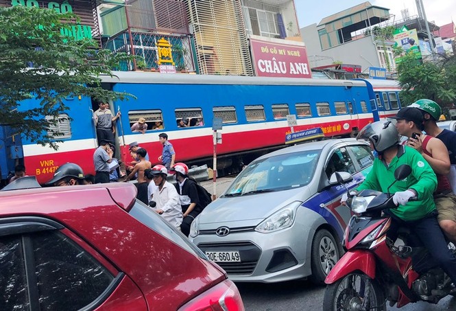 Tàu hỏa va chạm xe máy khiến nhiều phố Hà Nội tắc kéo dài - ảnh 3