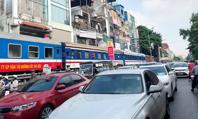 Tàu hỏa va chạm xe máy khiến nhiều phố Hà Nội tắc kéo dài - ảnh 4